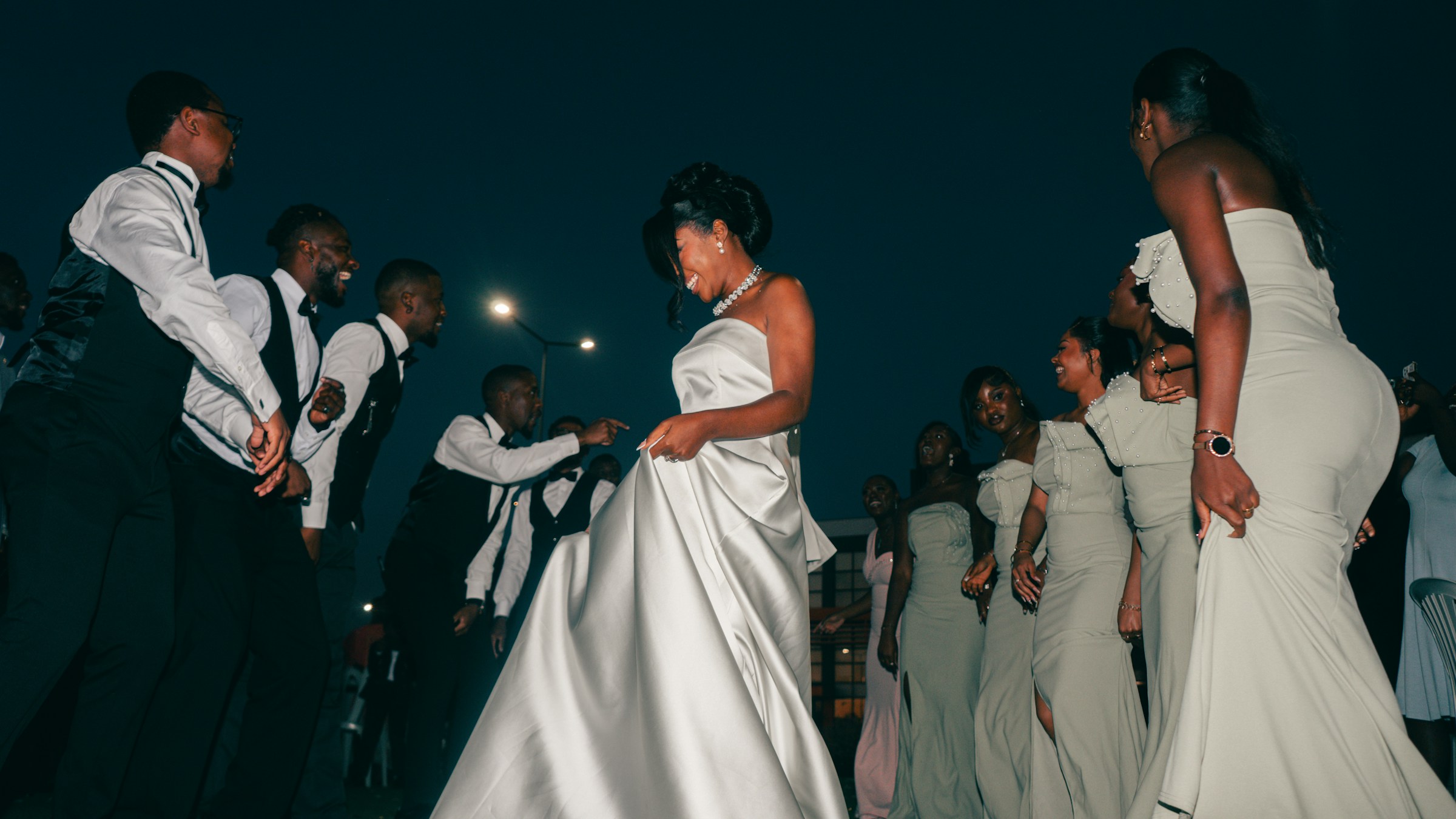 Mariée et invités célébrant ensemble, dansant lors d'une réception de mariage